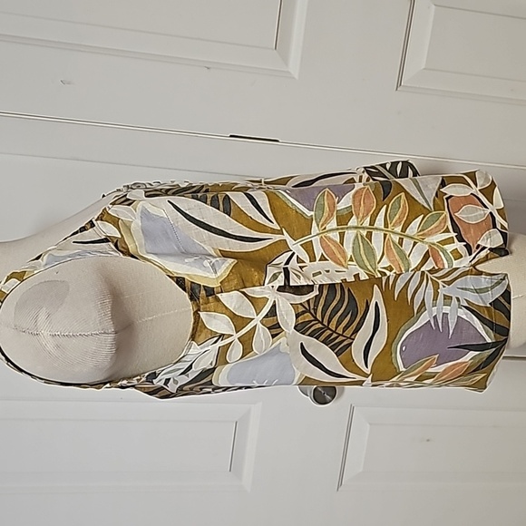 C&C California button-down top. 100% linen. Size large. Palm leaves mustard gray - Picture 4 of 10